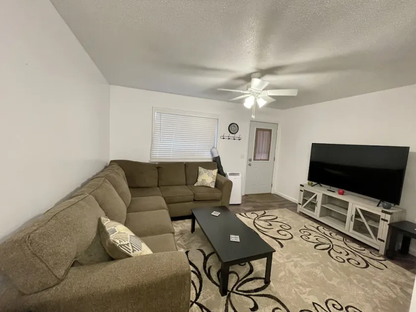 ★Spacious & Comfy Small-Town Gem♥ | ♛King Bed, pkg - Image 1