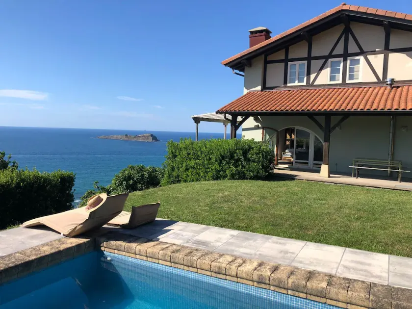 Adosado en la costa con excelentes vistas al estuario de Urdaibai - Image 1