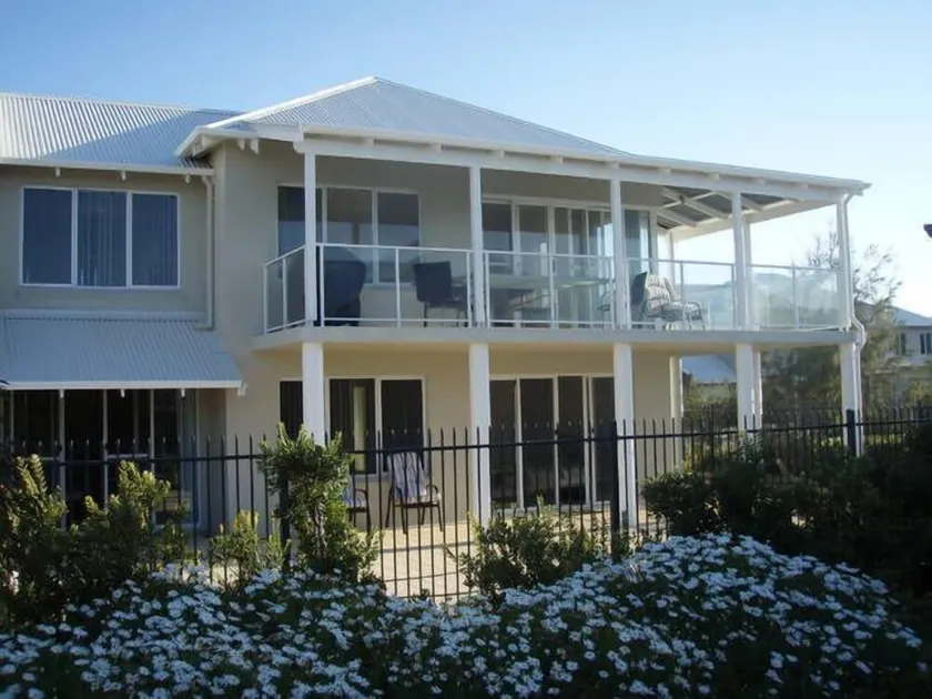 Modern Townhouse  with pool access & more - Image 1
