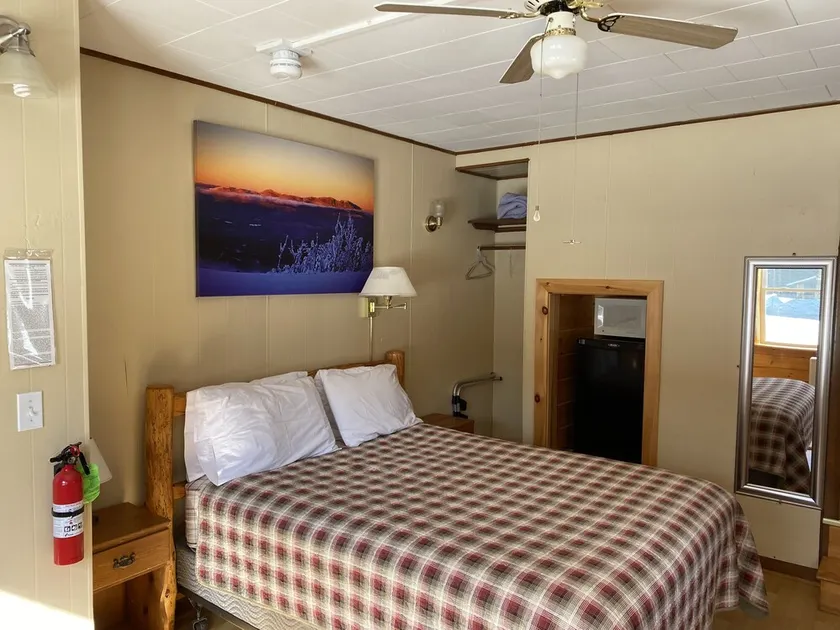 Standard queen bed room sleeps 2 - Image 1