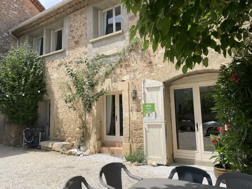 Gîte Le Millésime Dans un Charmant Village Typique du Sud - Image 1