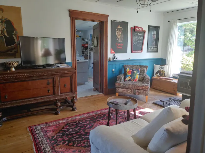 Water view , Queen bedroom and ensuite, with free breakfast. Shared facilities. - Image 1