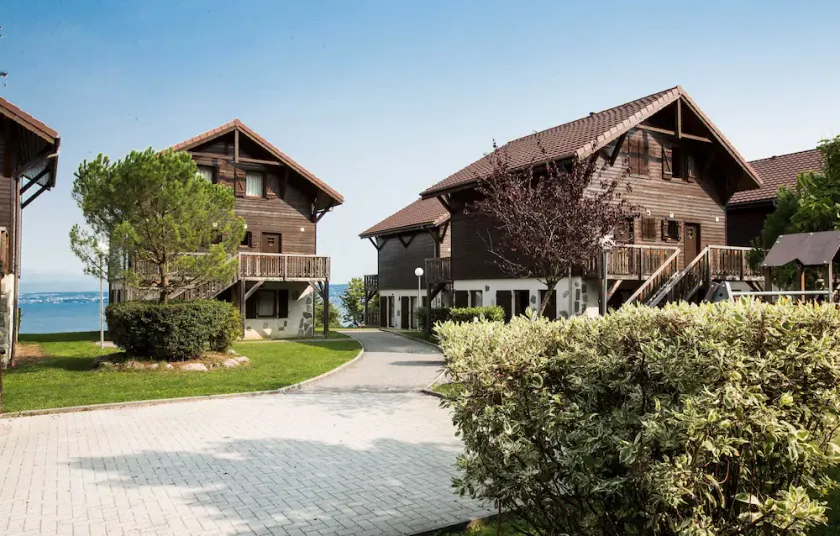 Appartement Douillet + Vue sur Lac | Piscine couverte + Sauna - Image 1
