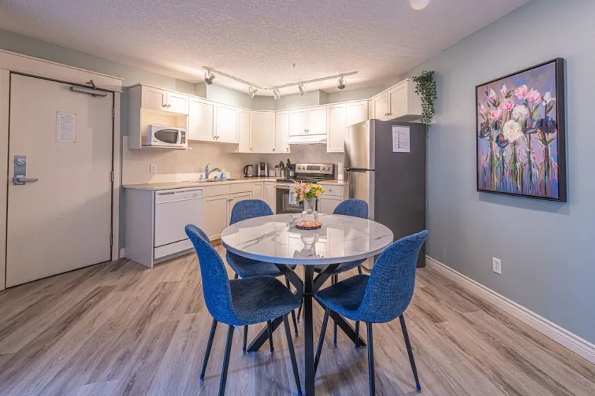 Large 1 Bedroom Suite (4 person) - Image 1