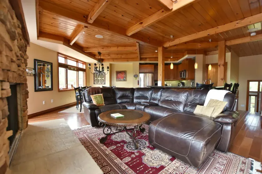 Upscale chalet with private hot tub . Five minutes to blue mountain village . - Image 1