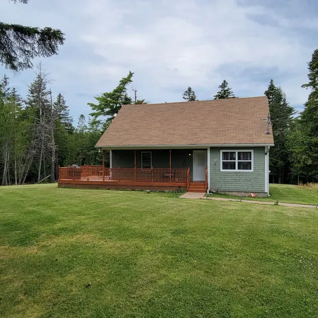 Naini's Rental, 4 bedrooms, located on Deer Island, N.B. 5 mins from the water. - Image 1