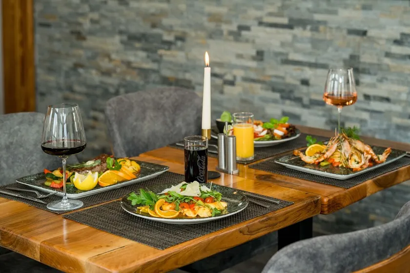 Roca Restaurant und Hotel - Image 1