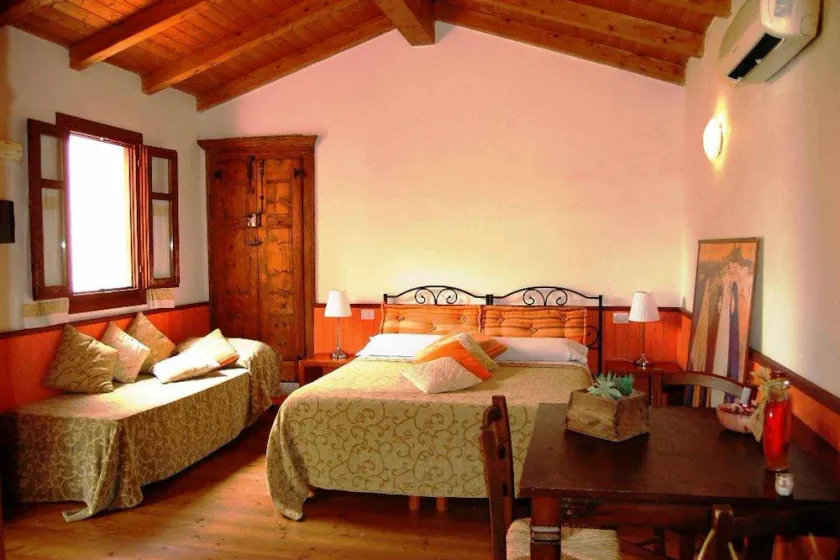 Agriturismo L aglientu- Olivo Room - Image 1