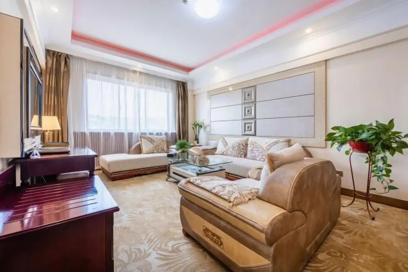 Hongrui Holiday Hotel - Image 1