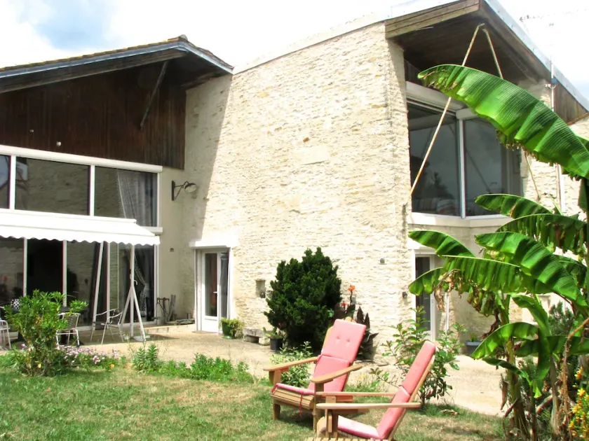 Bright and spacious renovated barn - Image 1