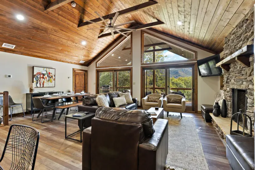 Upscale Mountain Cabin w/ Living Room Views - Image 1