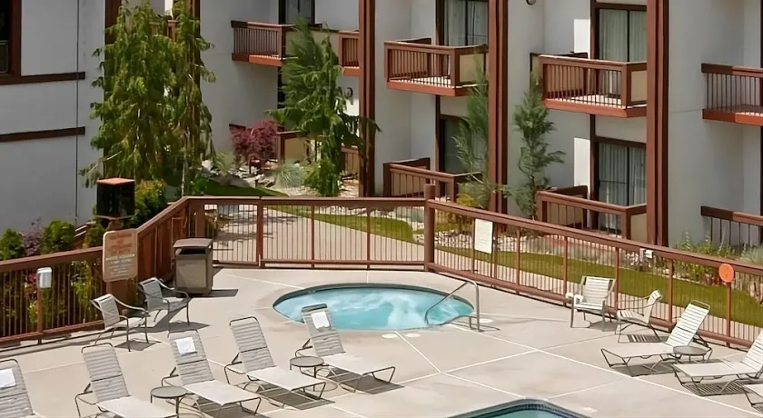 Budget-Friendly Stay in Washington! Outdoor Pool, Free Parking, Pets Allowed - Image 1