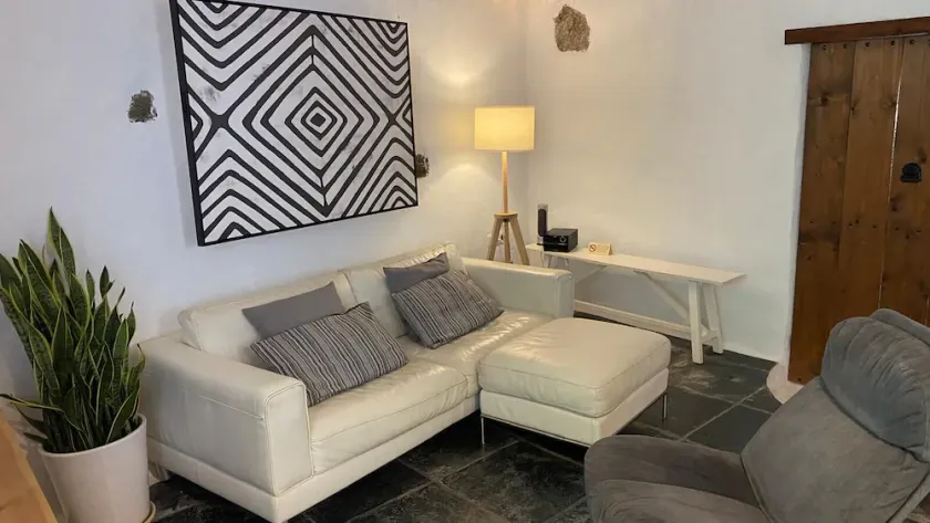 Spaziosa casa situata nel punto strategico dell'isola - Image 1