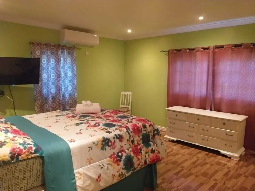 Quiet & Comfortable 3 bedroom Hideaway Near Ocho Rios Attractions - Image 1