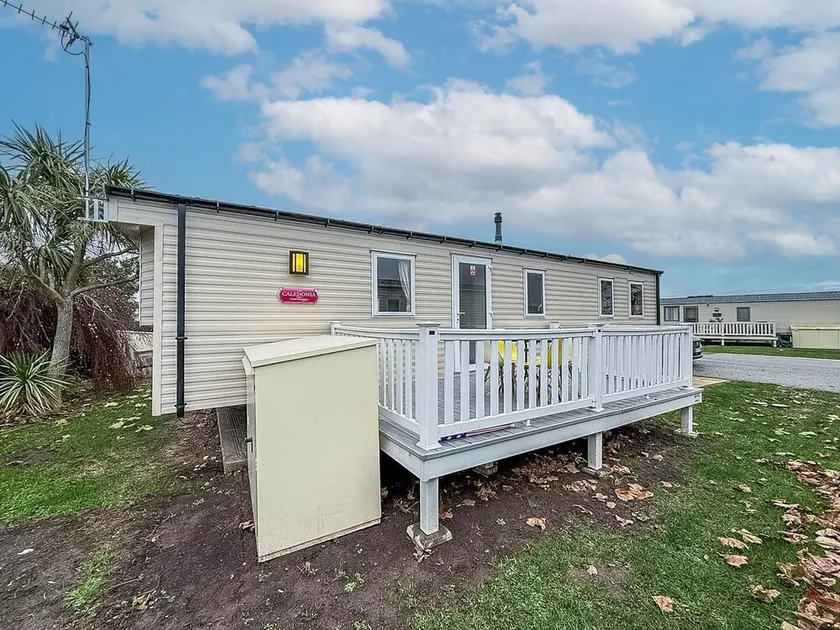 8 Berth Caravan For Hire At Seawick Holiday Park By The Beach Ref 27431Sw - Image 1