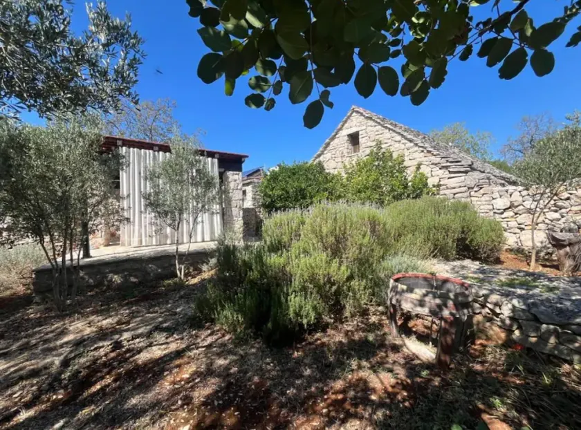 Romantic stone house and yard near stunning beach - Image 1