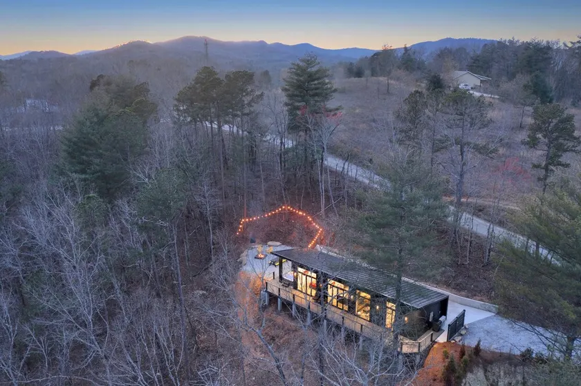 Zenplicity Cabin. Pet friendly, views, hot tub, smart home! 5 minutes from TGSP - Image 1
