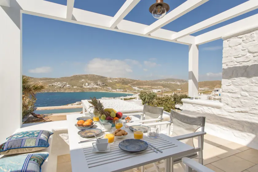 An elegant Villa with infinity pool and a breathtaking sea view - Image 1