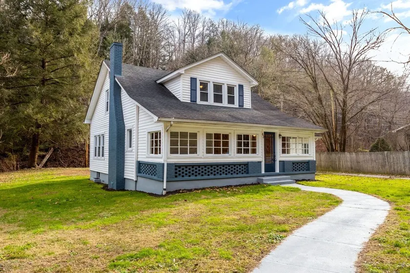 Spacious Farmhouse Near Red River Gorge Sleeps 12 - Image 1