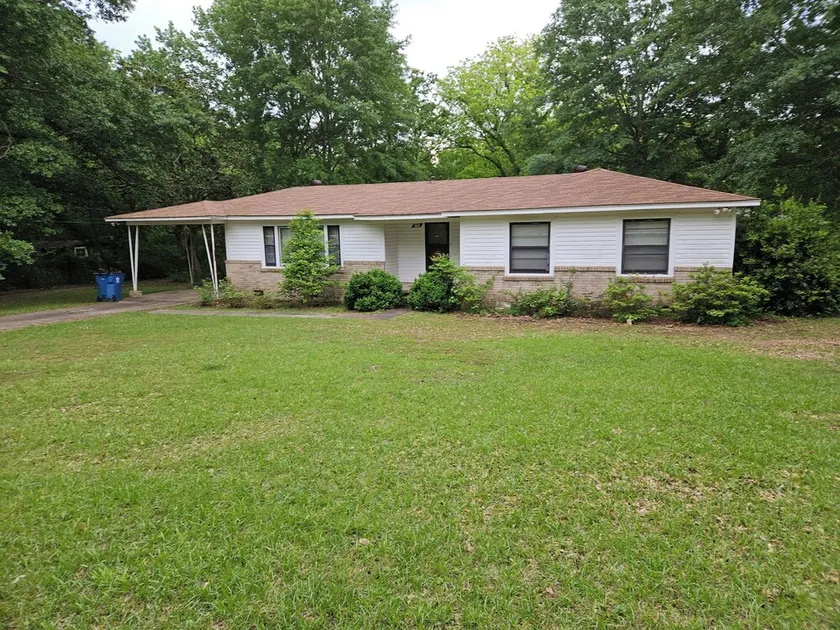 House with a full kitchen big backyard with trees - Image 1