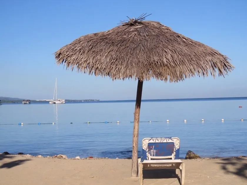 Secluded sea-view apartment 2 mins from beach, WiFi, 24hr security - Image 1