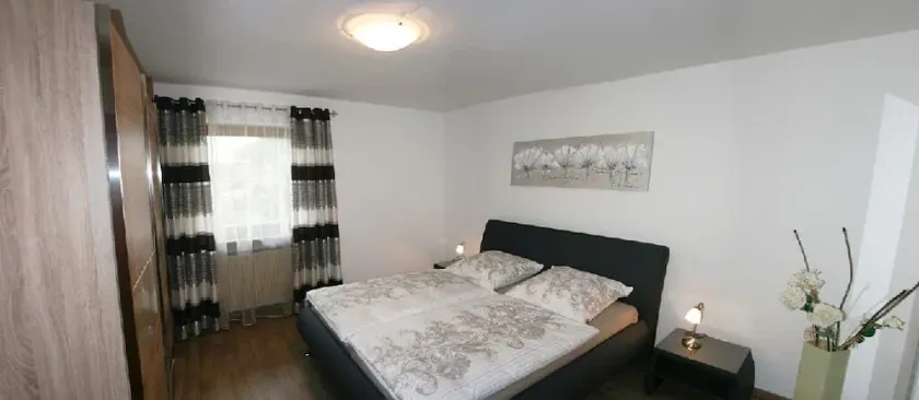 Geräumige und ebenerdige Ferienwohnung (70qm) mit Pool und Terrasse - Image 1