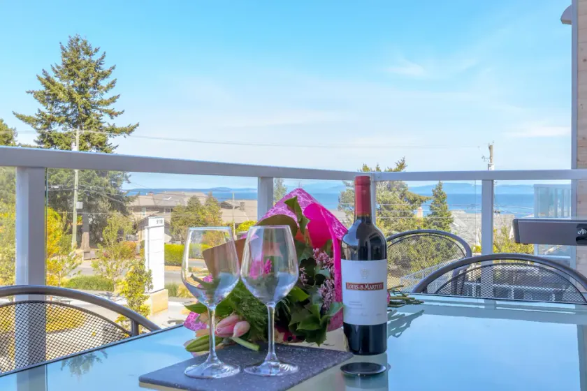 Elegant Condo With Private Bbq & Ocean Views - Image 1