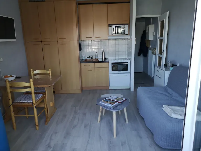 Joli Appartement Avec Chambre Séparée et Grande Loggia à 200m de la Plage - Image 1