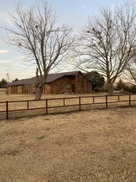 Western themed home on the hill in the country! - Image 1