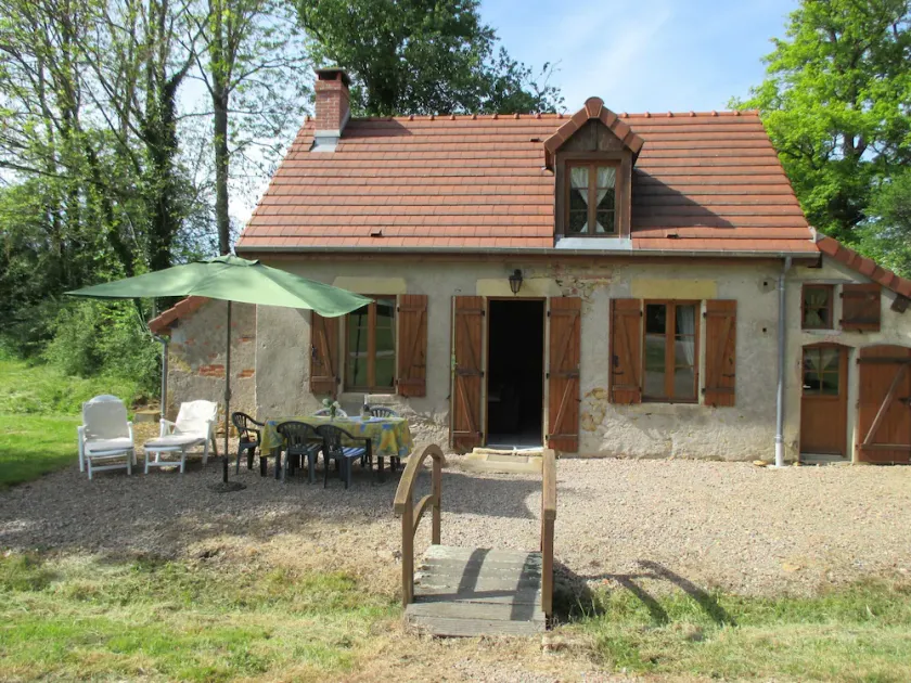 Holiday Home in Isenay near Lake and Forest - Image 1