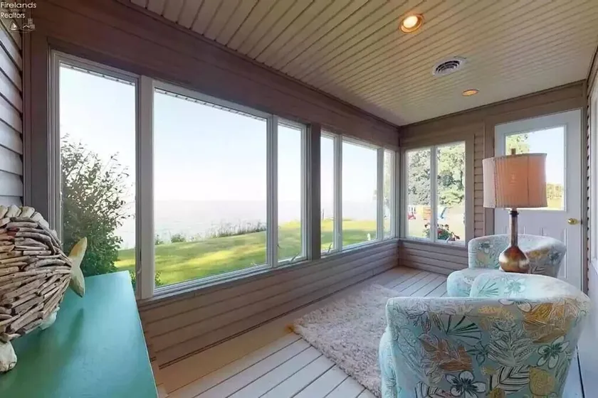 Kenna's Cottage Lakefront 2 bedroom guest house - Image 1
