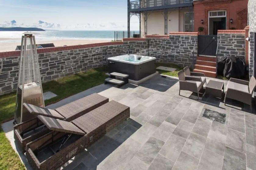 A stunning 2 bedroom detached house overlooking Woolacombe beach with hot tub! - Image 1