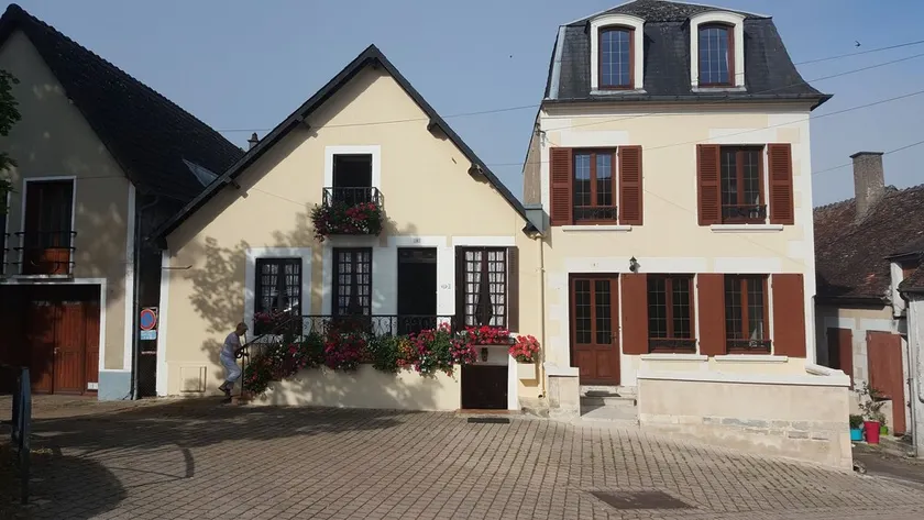 Hus beliggende Placering af kirken Pouilly-sur-Loire. - Image 1