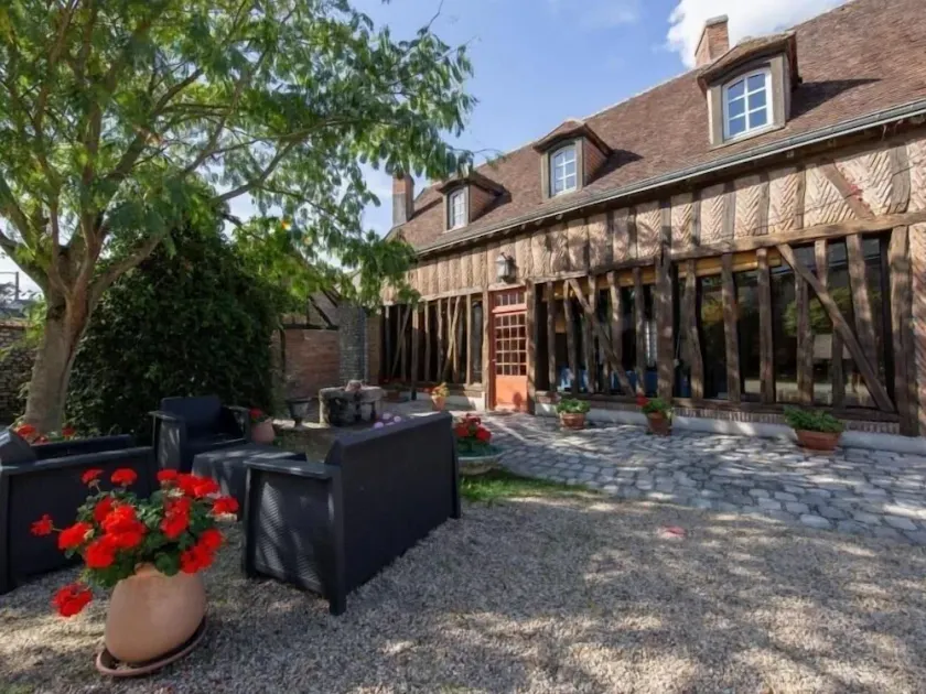 Cozy City Cottage with Garden, Fireplace & Ping-Pong near Bellegarde Château - Image 1