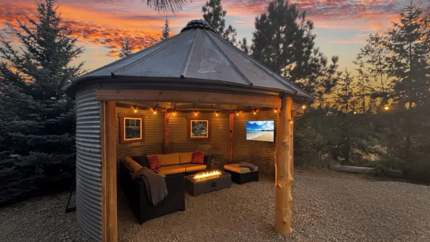 Unique Covered Silo Lounge | Fire-Pit Gatherings+ EV Ready & 1PM Check-IN/OUT - Image 1