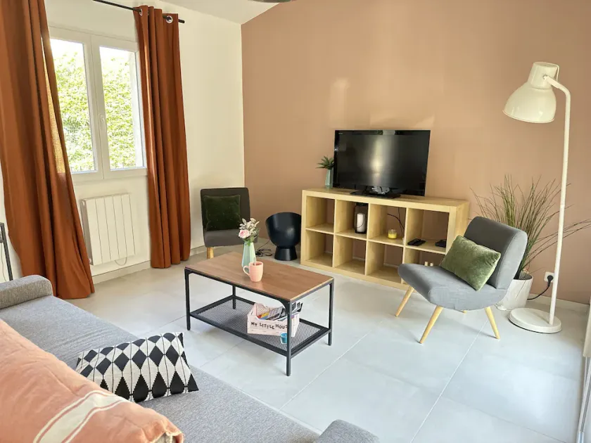 À 5 min à pied de la plage des Lecques, notre jolie maisonnette vous accueille ! - Image 1