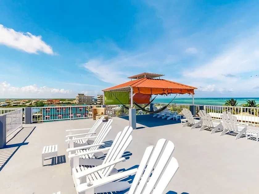 Ideally located apartment w/WiFi, partial AC & shared rooftop - steps to the sea - Image 1