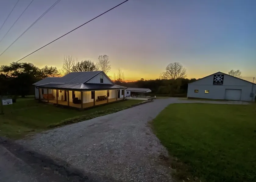 Modern Farmhouse, 3 bedrooms, 2 full baths, sleeps 8  - Image 1