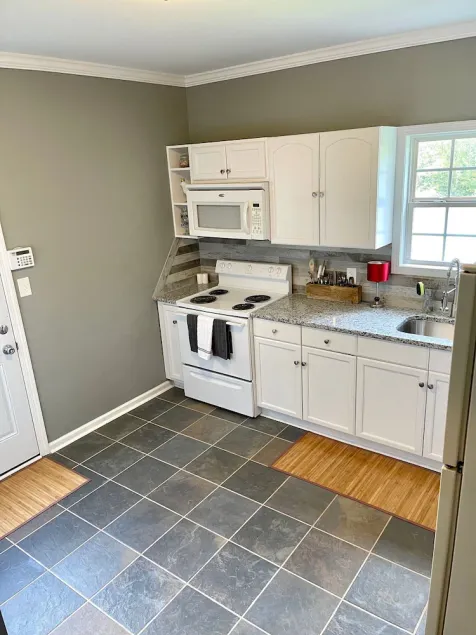 Private Basement Apartment - Image 1