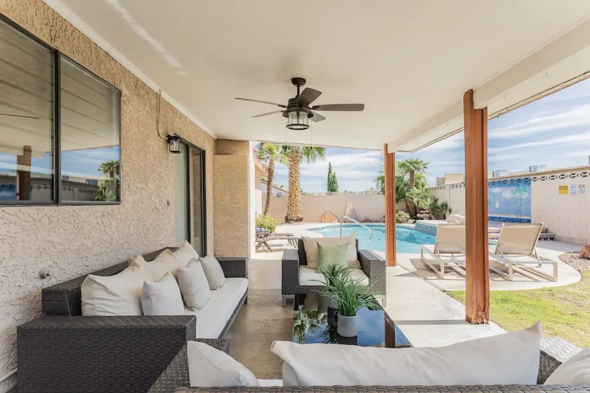 Beautiful Home w/Sparkling Swimming Pool, 4 Miles To The Strip, Pet Friendly! - Image 1