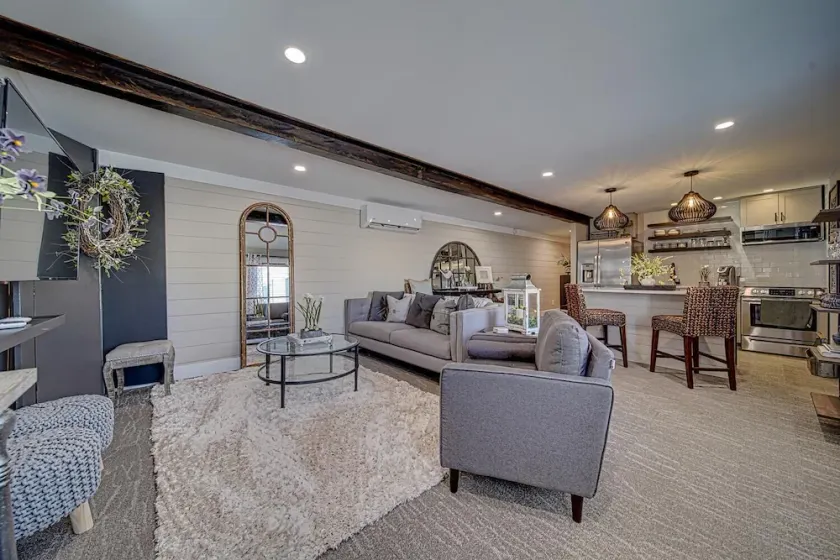 Luxury Town Square Condo king Bed & W/D - Image 1