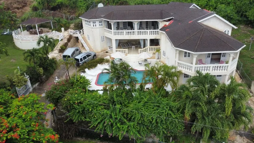 6 BR badrum lyxvilla nära stranden - pool, WiFi, luftkonditionering, full personal, bil - Image 1
