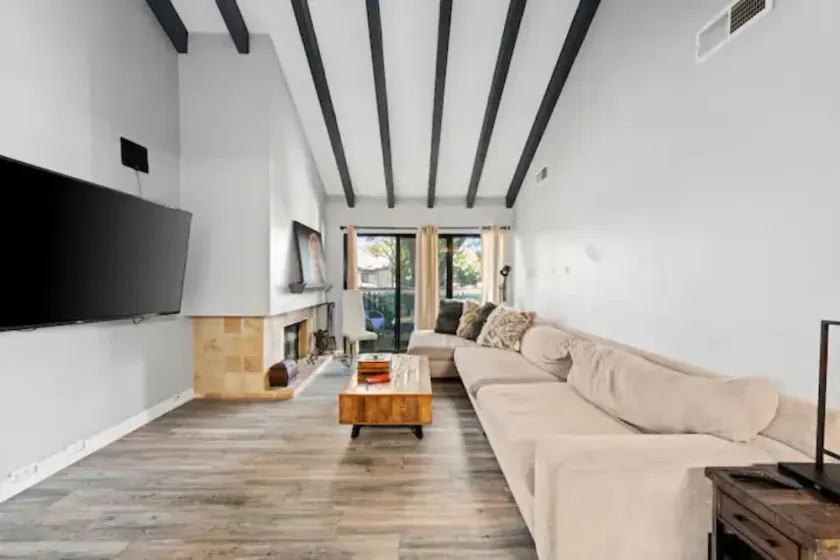 Perfect 2 bedroom 2 bath condo with a pool and gym - Image 1