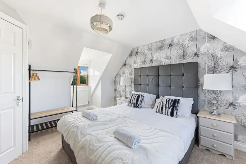 Loughton House • Prime Location • Driveway Parking • Smart TVs • Super-Fast WiFi • Yoko Property - Image 1