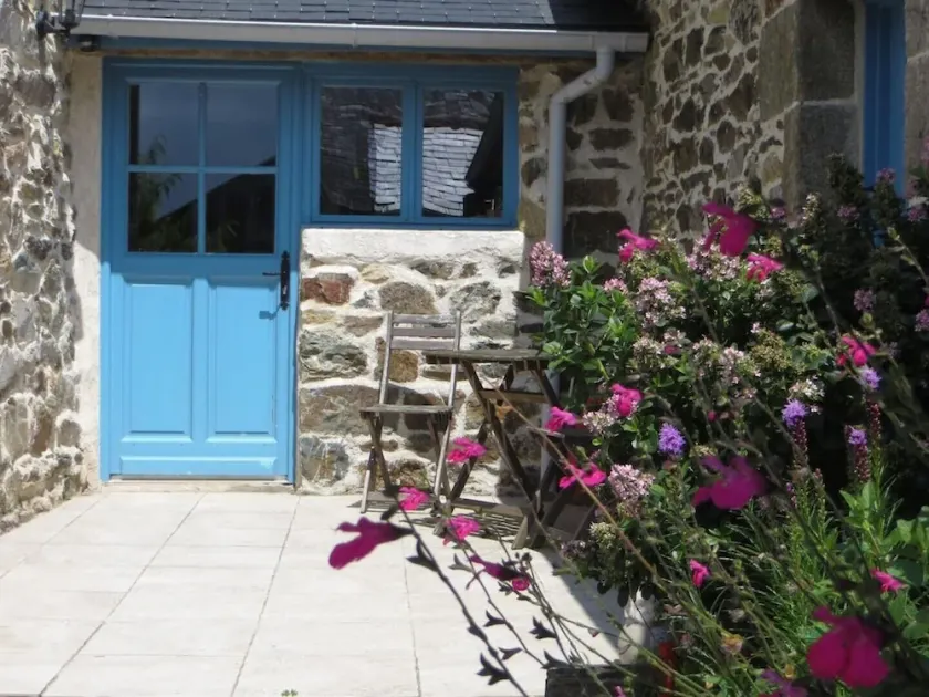Les Hiboux - Coastal cottage  with heated pool and gardens, 10 min to beach - Image 1
