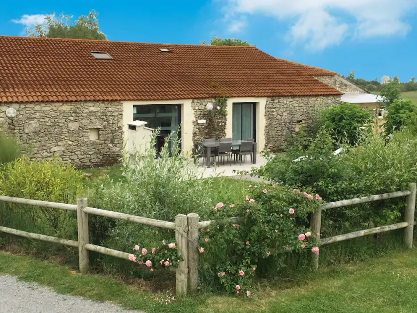 Charming cottage with spa and pool in the heart of Marais Breton - Image 1