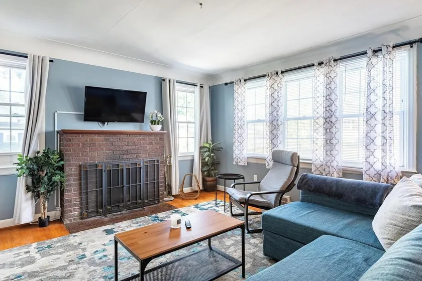 Gorgeous Sunny Ypsilanti Bungalow - Image 1