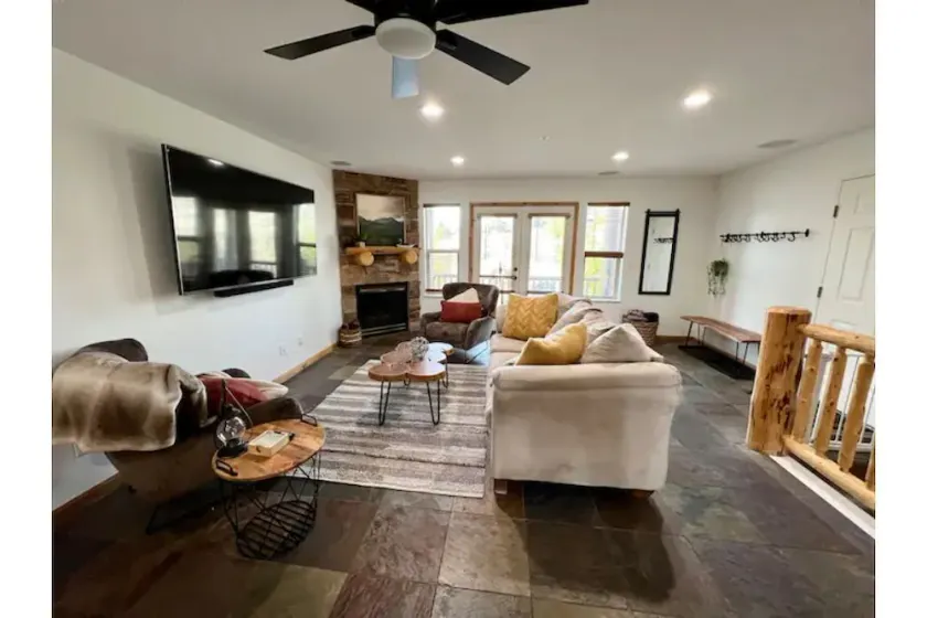 Spacious Eden Retreat – Modern Comfort, Scenic Views & Room for 11 - Image 1