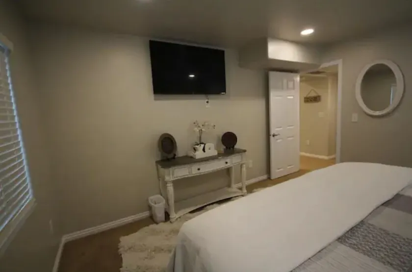 Upscale 2-bedroom with onsite parking. - Image 1
