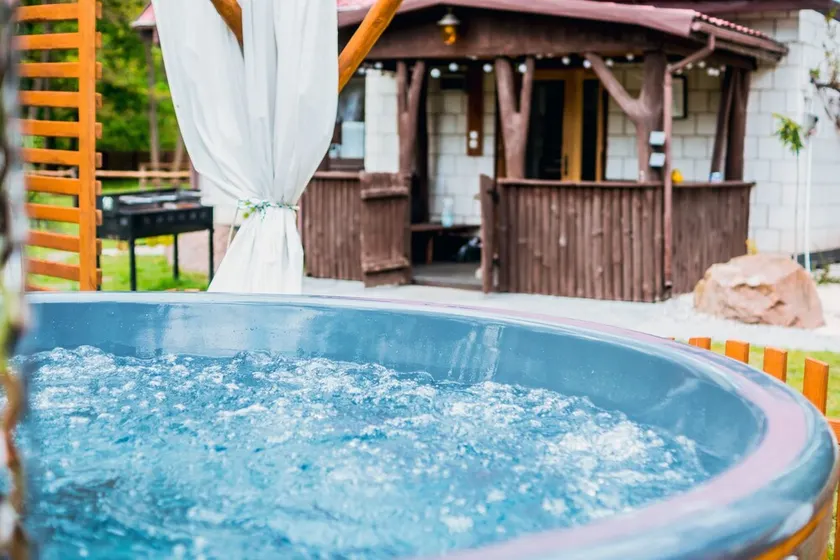 Domek z jacuzzi w środku lasu, brak sąsiadów, 2 km od zwartej zabudowy. - Image 1